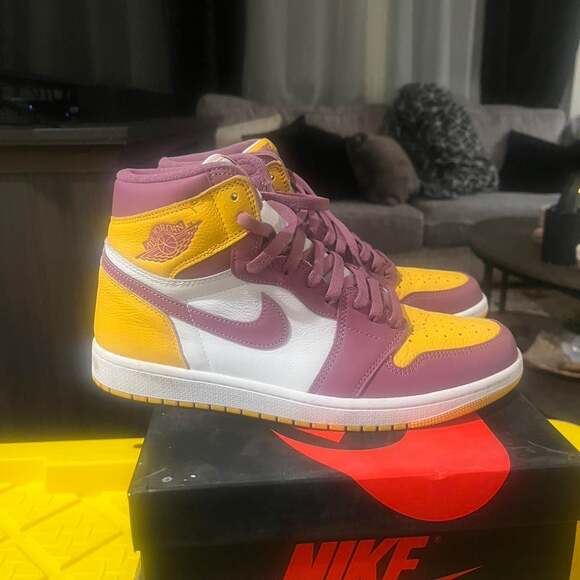 Jordan Other - Air Jordan 1 Retro High OG University Gold Light Bordeaux